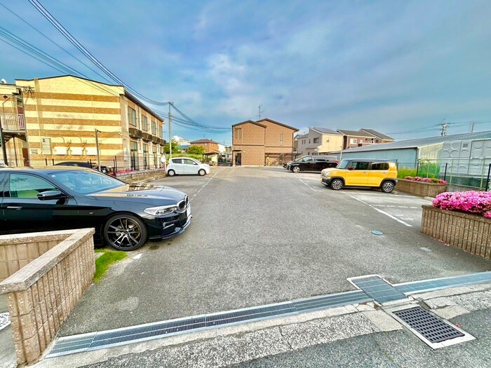 物件外観写真4　(駐車場)