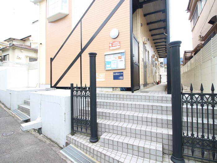 物件外観写真3　(エントランス部分)