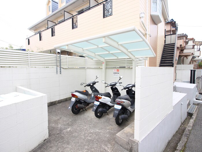 物件外観写真4　(バイク置き場)