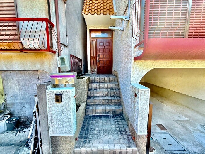 物件外観写真2　(エントランス部分)