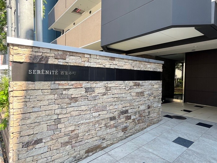 物件外観写真4　(エントランス部分)