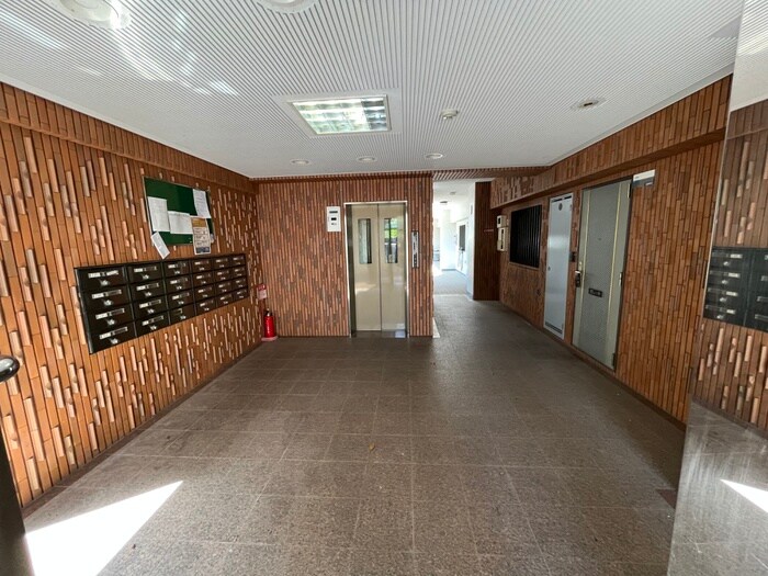 物件外観写真6　(エントランス部分)