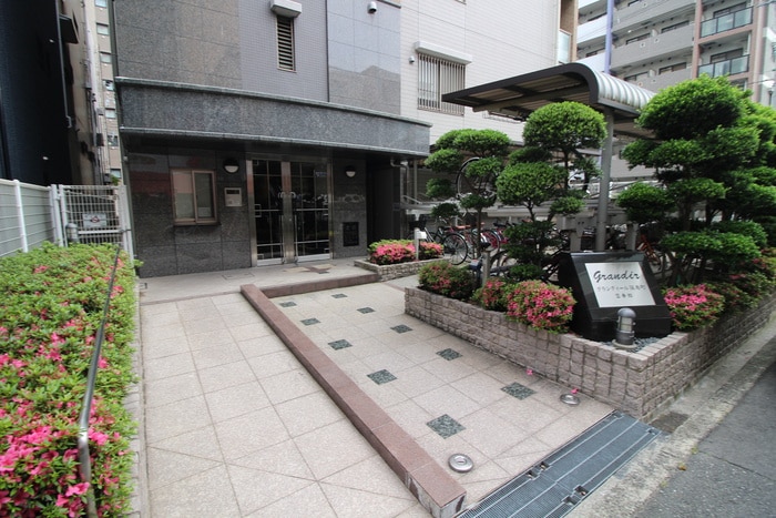 物件外観写真6　(エントランス部分)