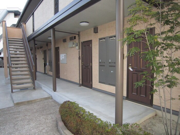 物件外観写真2　(エントランス部分)