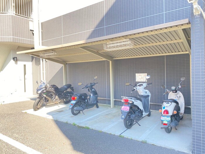 物件外観写真5　(バイク置き場)