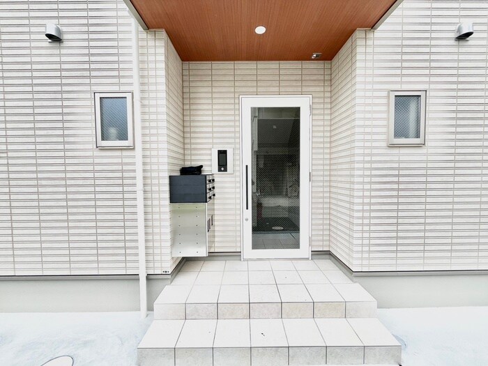 物件外観写真2　(エントランス部分)