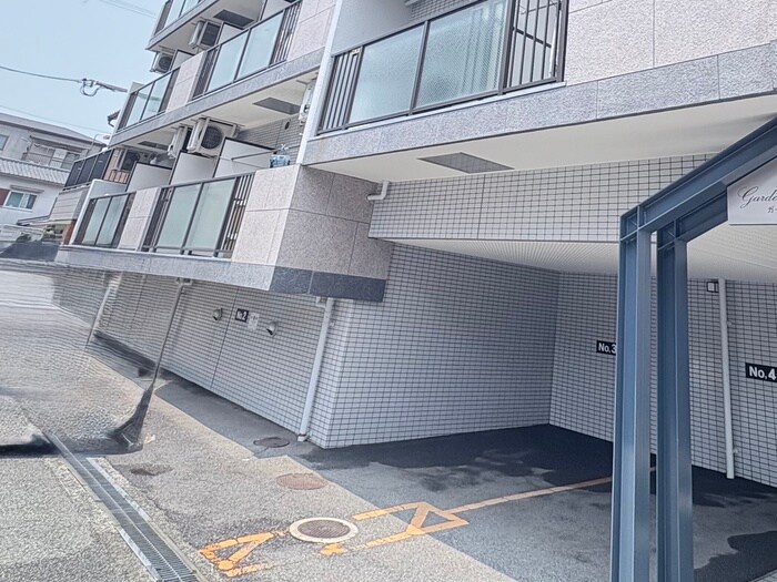 物件外観写真2　(駐車場)