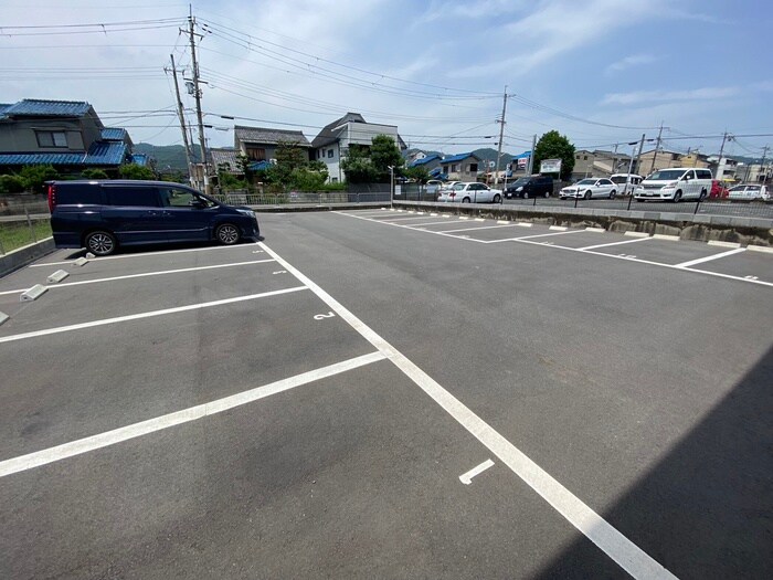 物件外観写真3　(駐車場)