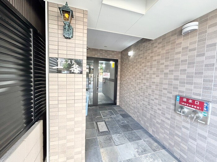 物件外観写真3　(エントランス部分)