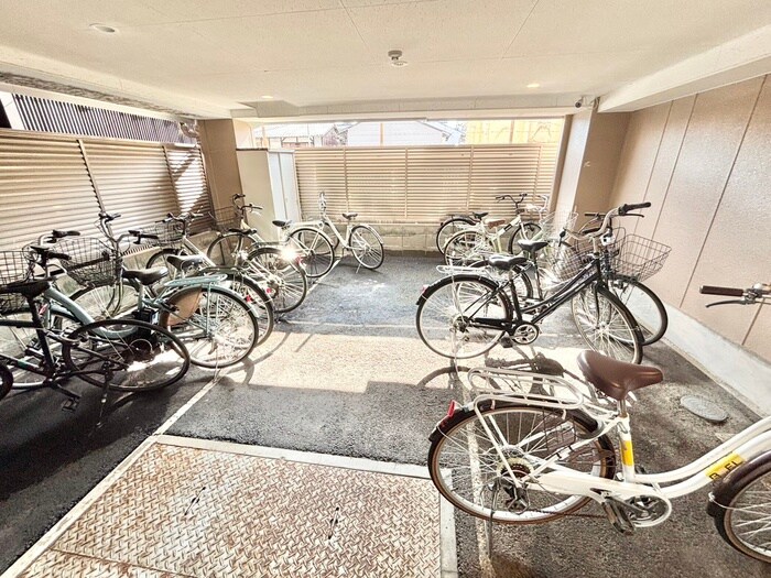 物件外観写真4　(駐輪場)