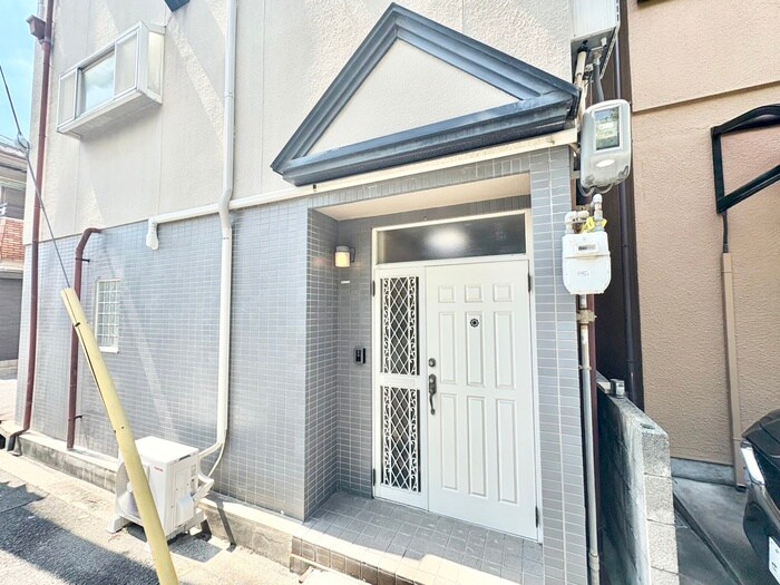 物件外観写真2　(エントランス部分)