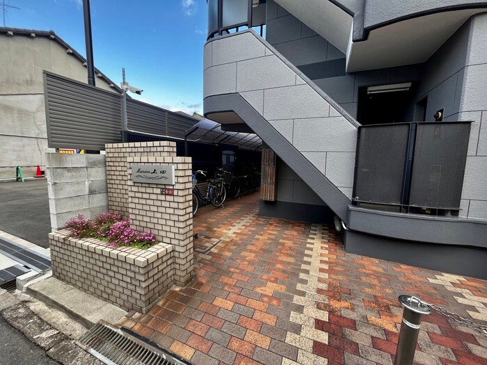 物件外観写真3　(エントランス部分)