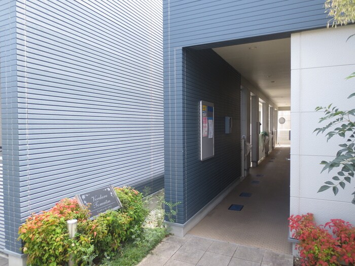 物件外観写真4　(エントランス部分)