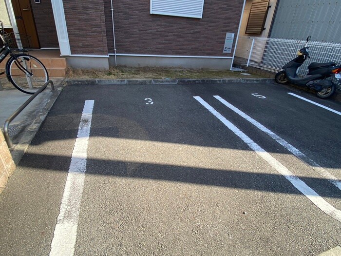 物件外観写真3　(駐車場)