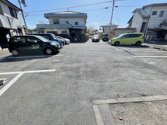 物件外観写真3　(駐車場)