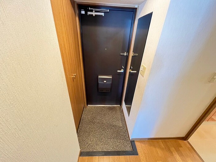 物件内観写真16　(玄関)