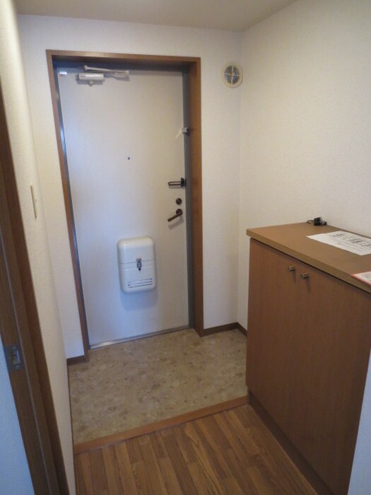 物件内観写真4　(玄関)