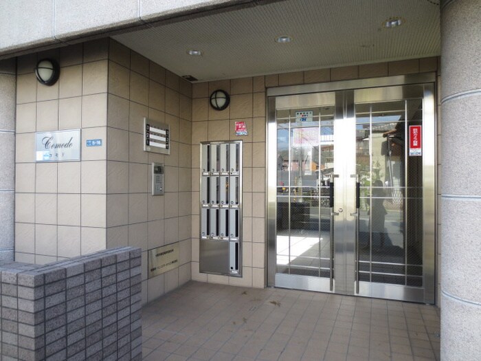 物件外観写真3　(エントランス部分)