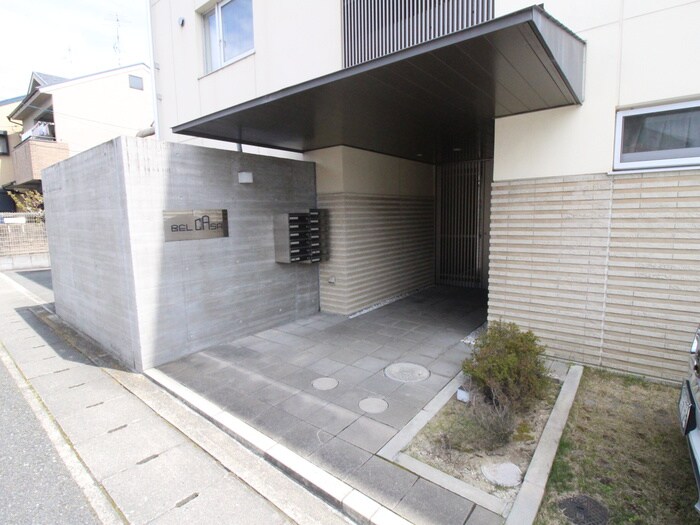 物件外観写真2　(エントランス部分)