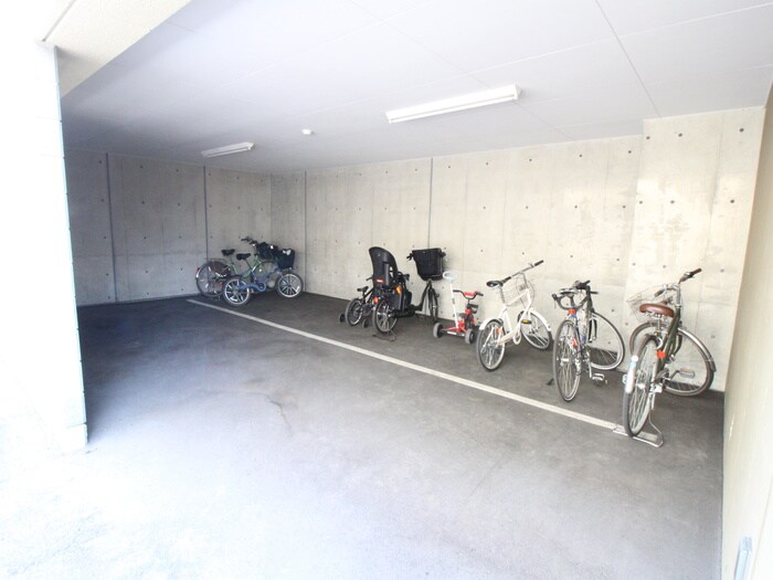 物件外観写真3　(駐輪場)