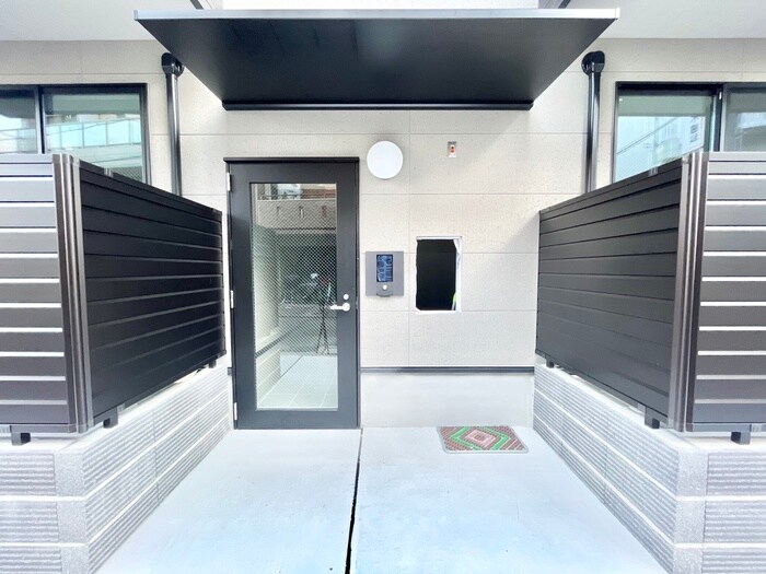 物件外観写真5　(エントランス部分)