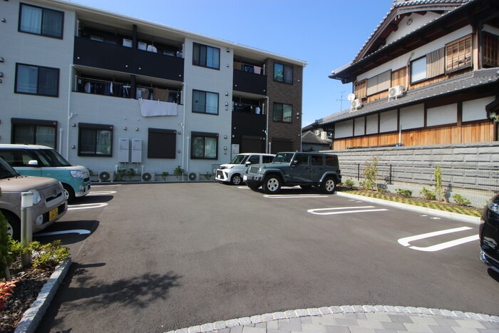 物件外観写真3　(駐車場)