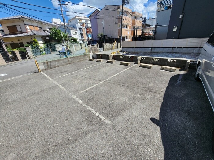 物件外観写真4　(駐車場)