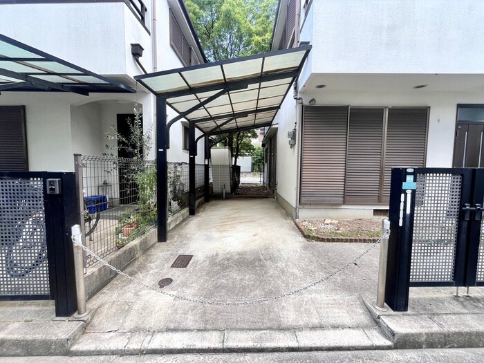 物件外観写真4　(駐車場)