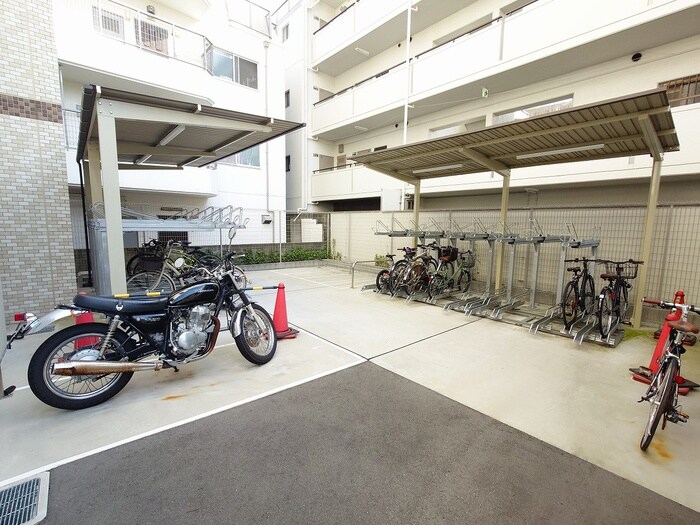 物件外観写真4　(駐輪場)