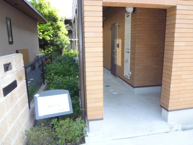 物件外観写真2　(エントランス部分)