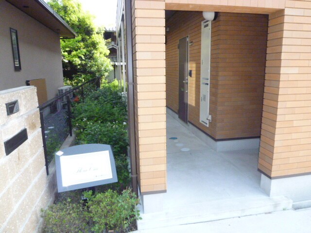 物件外観写真2　(エントランス部分)