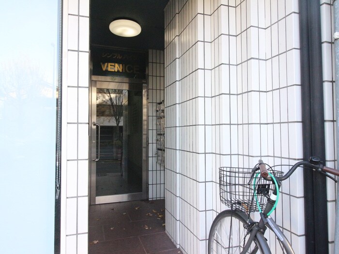 物件外観写真2　(エントランス部分)