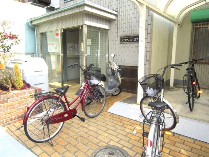 物件外観写真3　(エントランス部分)