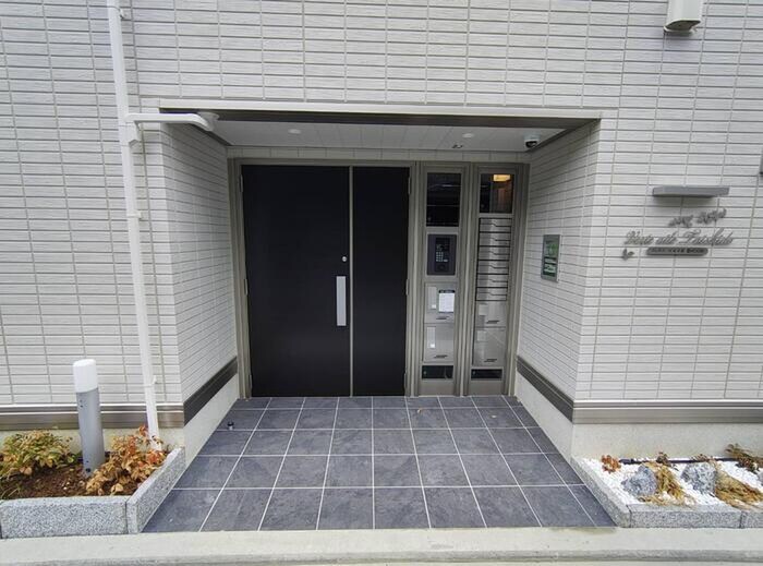 物件外観写真1　(エントランス部分)