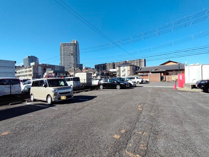物件外観写真2　(駐車場)