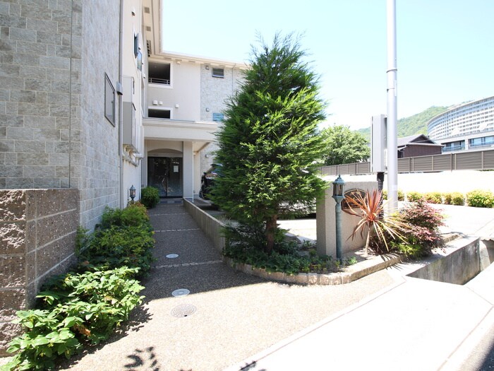 物件外観写真3　(エントランス部分)