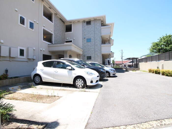 物件外観写真6　(駐車場)