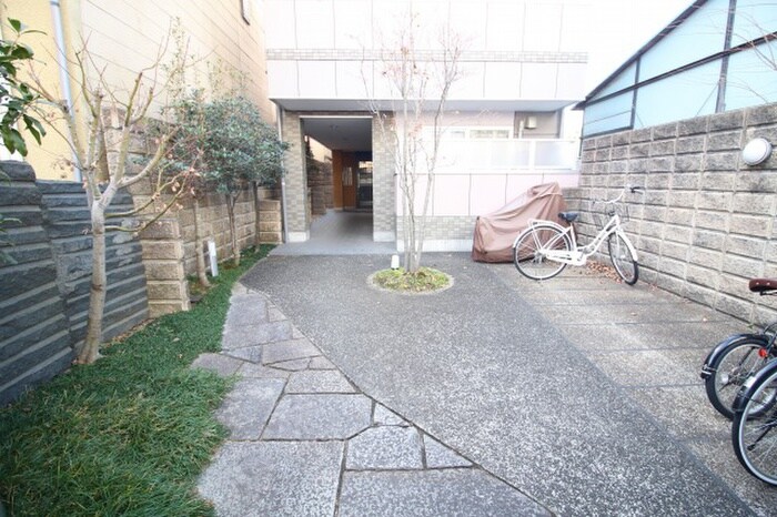 物件外観写真2　(バイク置き場)