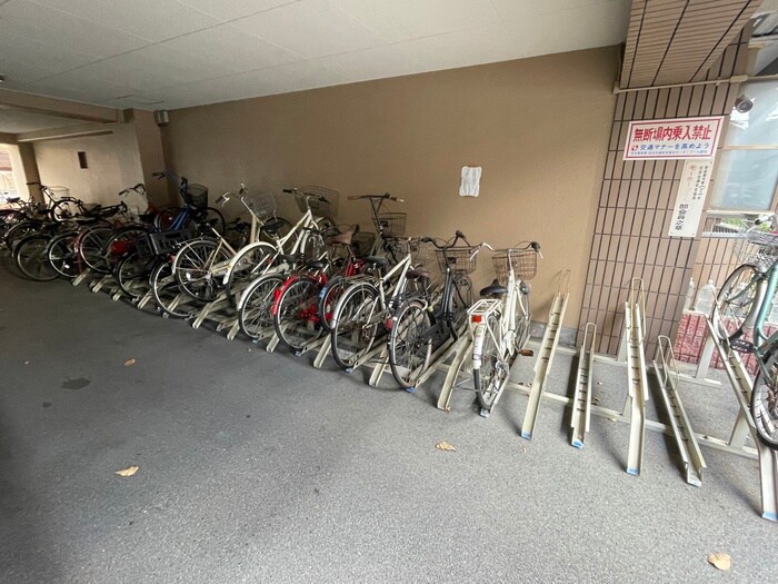 物件外観写真2　(駐輪場)