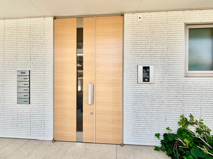 物件外観写真4　(エントランス部分)