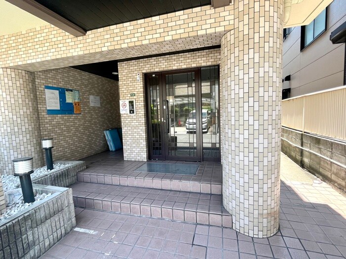 物件外観写真3　(エントランス部分)