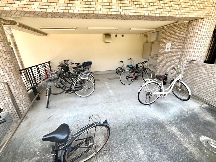 物件外観写真4　(駐輪場)