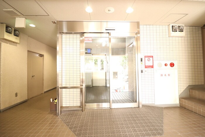 物件外観写真2　(エントランス部分)