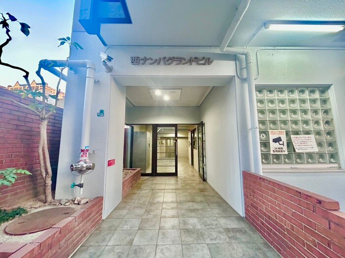 物件外観写真4　(エントランス部分)