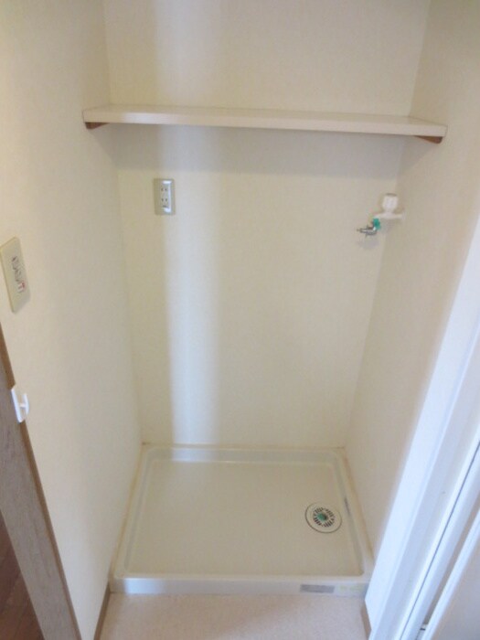 物件内観写真10　(洗濯機置場)