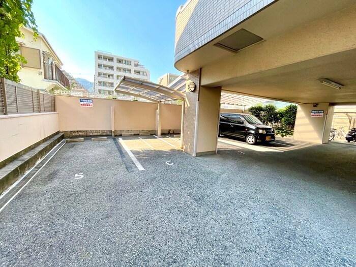 物件外観写真5　(駐車場)