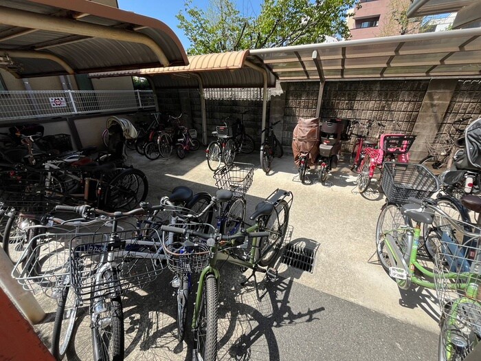 ルミエール東山の駐輪場