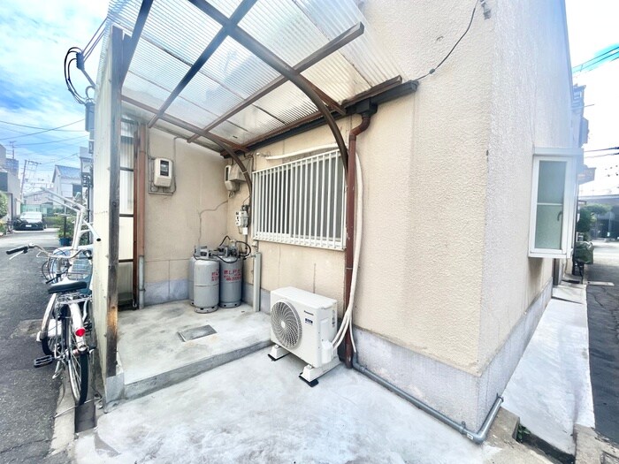 物件外観写真2　(バイク置き場)