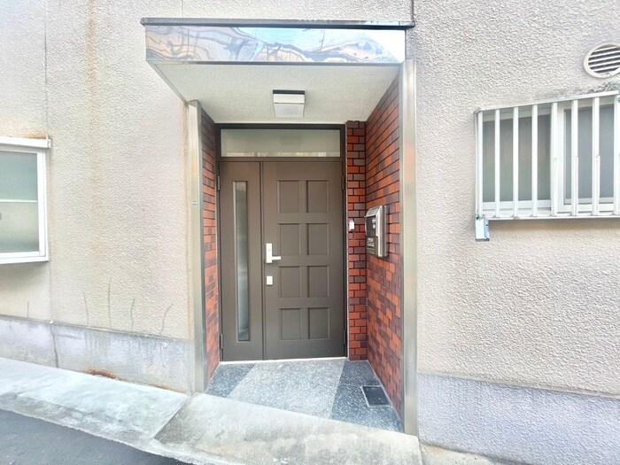 物件外観写真4　(エントランス部分)