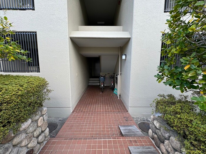 物件外観写真5　(エントランス部分)